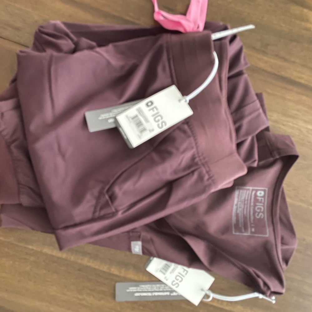 FIGS Size M set, Catarina top and Zamora bottoms, Dark Fig color